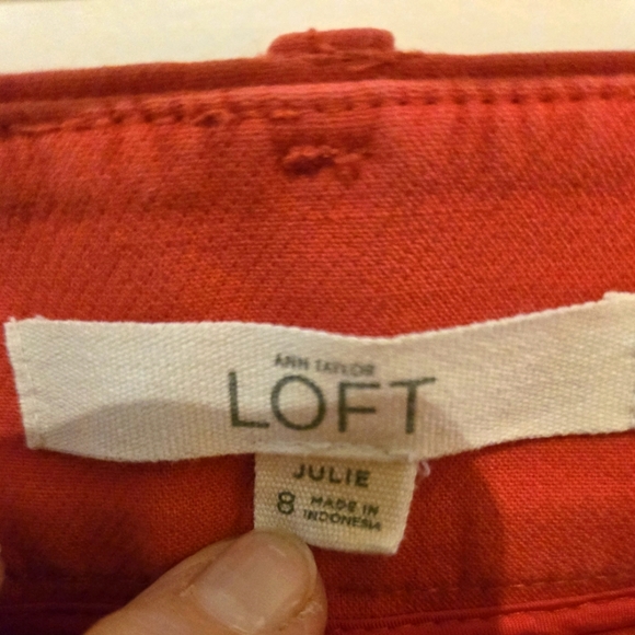 ANN TAYLOR LOFT JULIE STYLE RIVIWRA CROPPED PANT. PINKISH/RED COLOR. SIZE 8. - Picture 3 of 5
